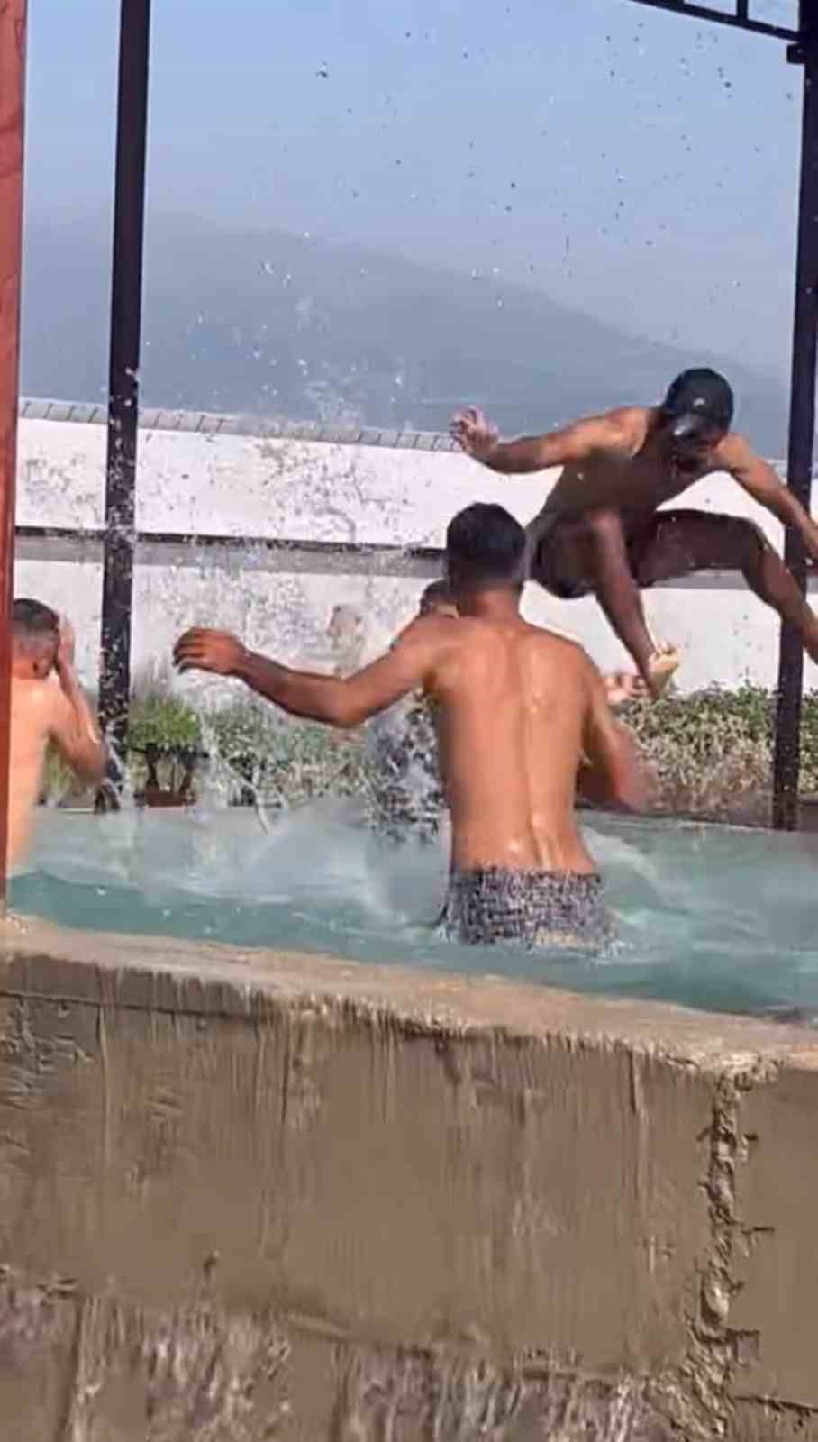Kavurucu sıcaktan bunalan tarım işçileri maydanoz havuzunda serinledi 