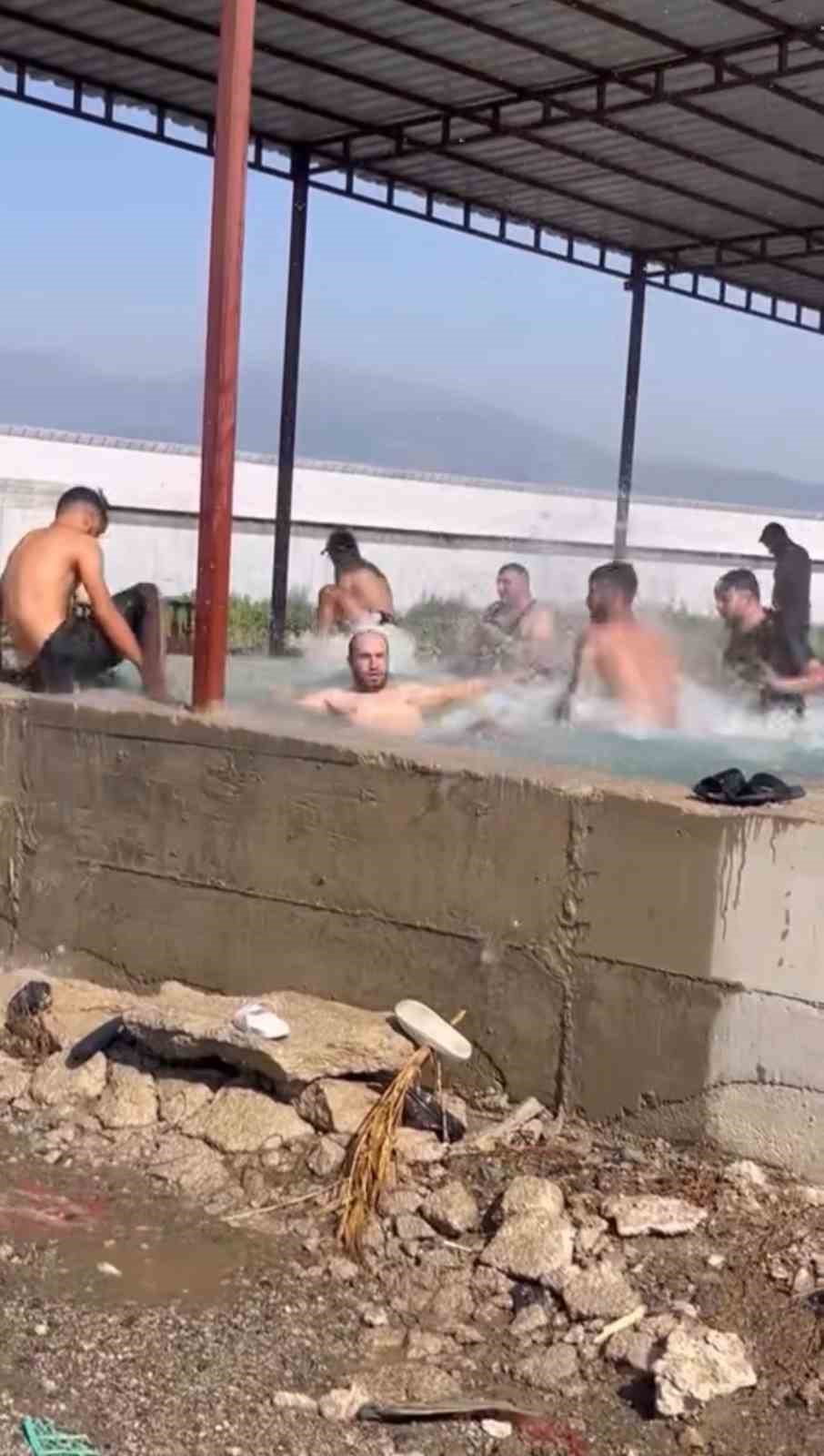 Kavurucu sıcaktan bunalan tarım işçileri maydanoz havuzunda serinledi 
