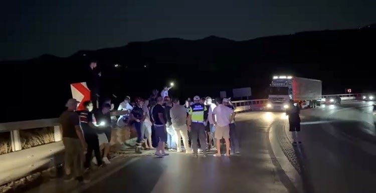 Bursa’da kamyon şarampole yuvarlandı, sürücü araçtan fırladı 