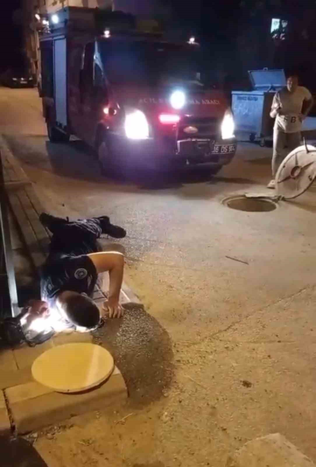 Kanalizasyonda mahsur kalan kedi böyle kurtarıldı 