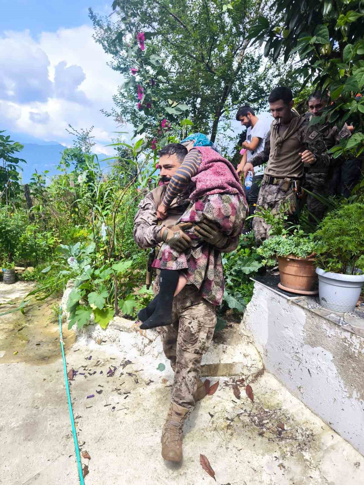 Kaybolan yaşlı kadın sağ olarak bulundu 