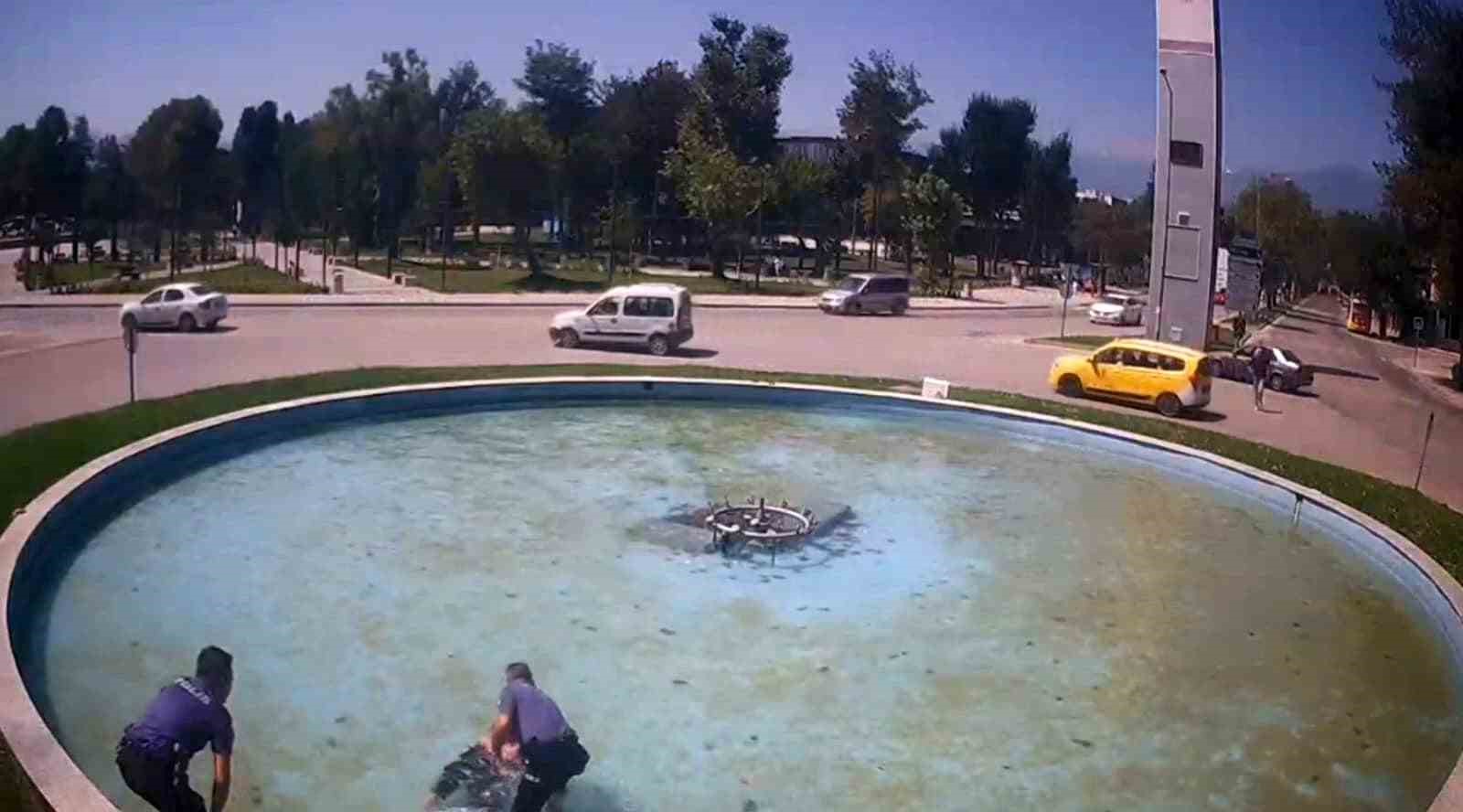 Bursa’da alkollü şahıs süs havuzuna düştü 
