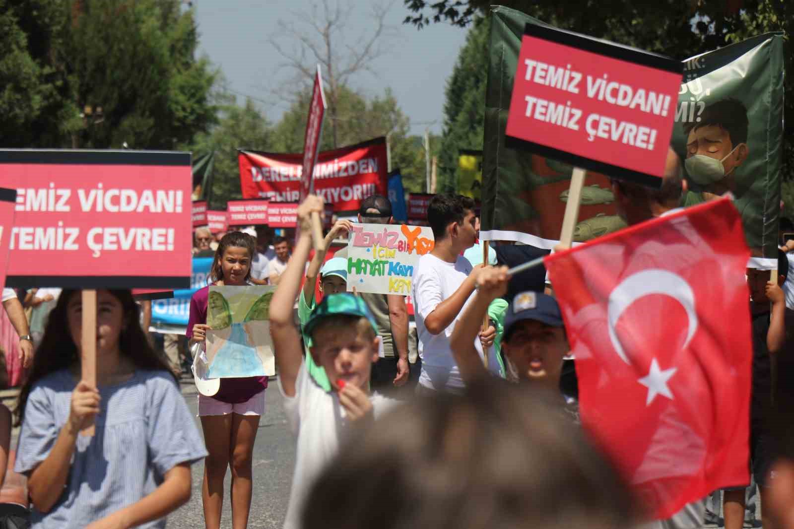 Fabrikaların dereye bıraktığı atıklara tepki için yürüdüler 