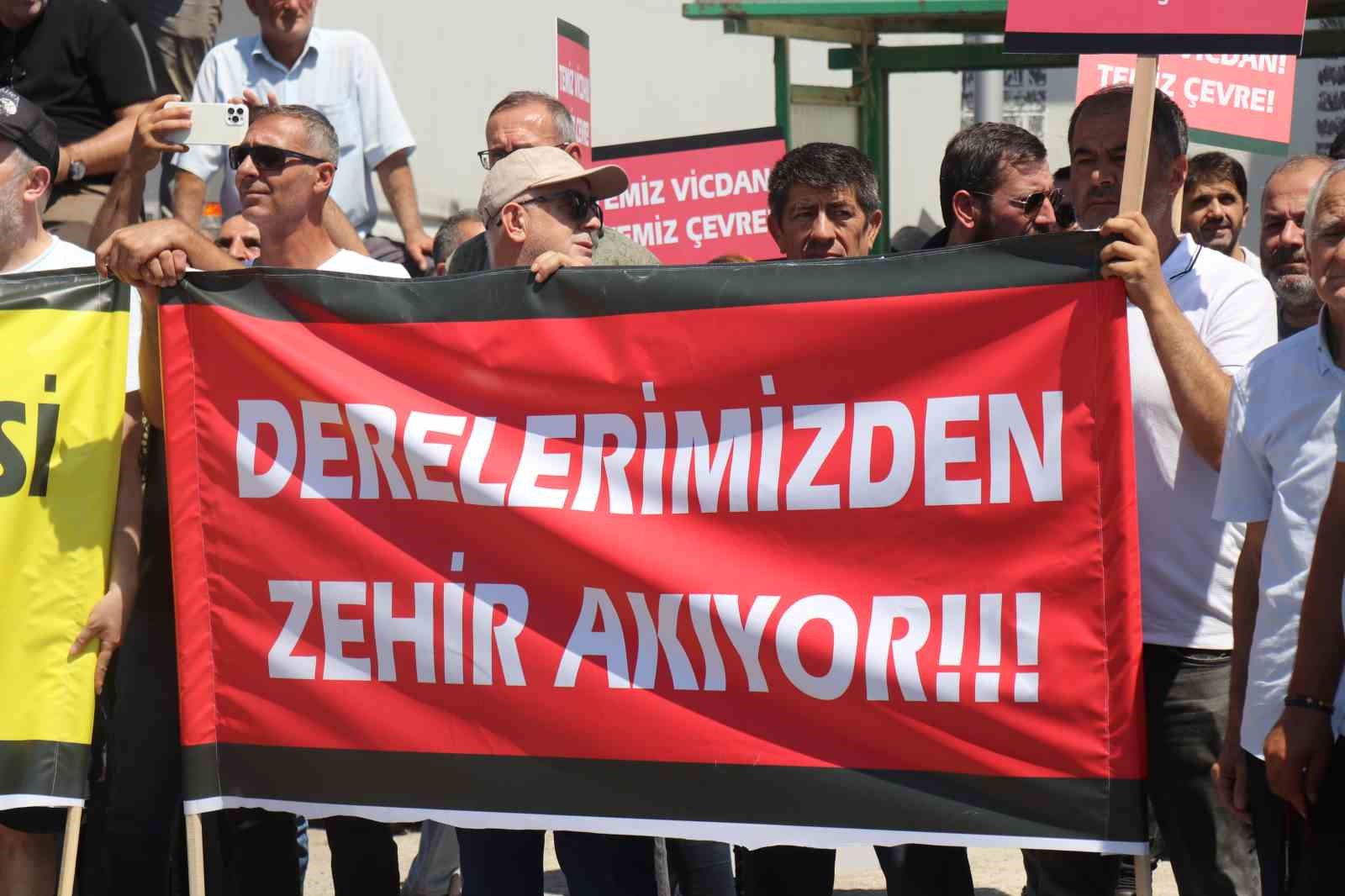 Fabrikaların dereye bıraktığı atıklara tepki için yürüdüler 