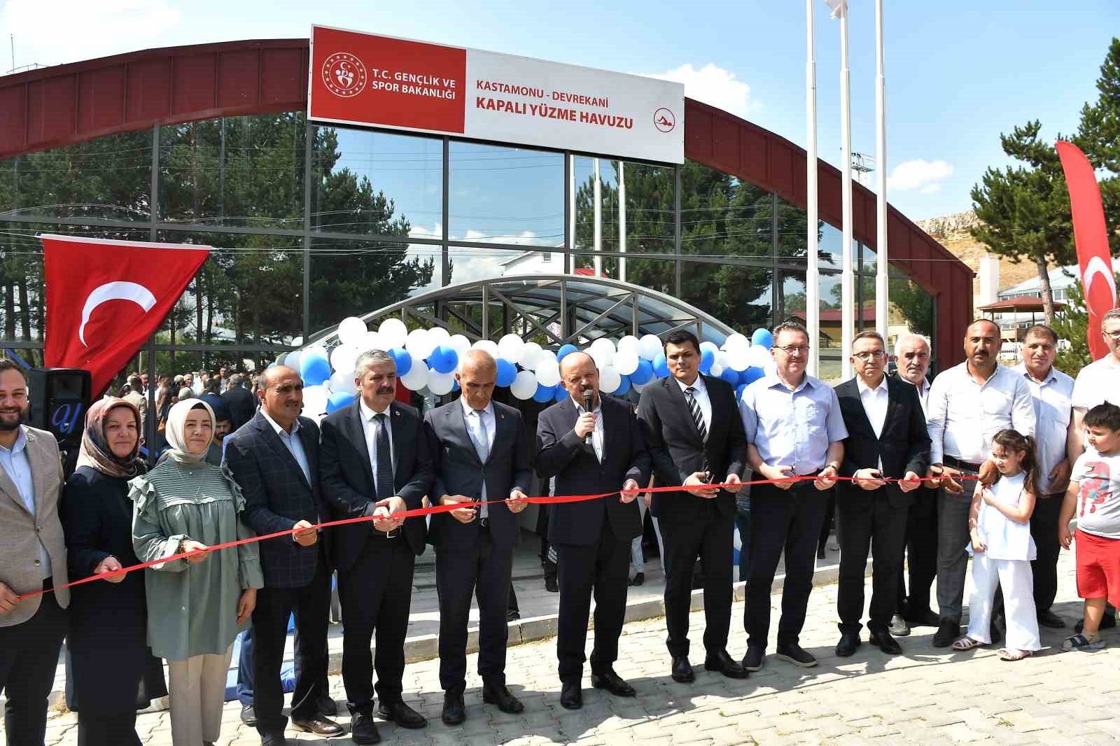 Kastamonu’da, Devrekani Kapalı Yüzme Havuzu hizmete açıldı 