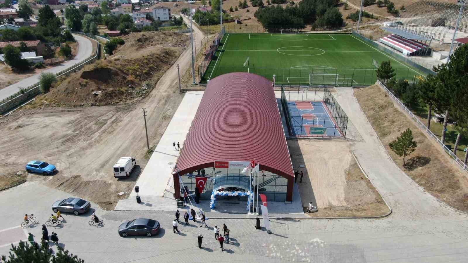 Kastamonu’da, Devrekani Kapalı Yüzme Havuzu hizmete açıldı 