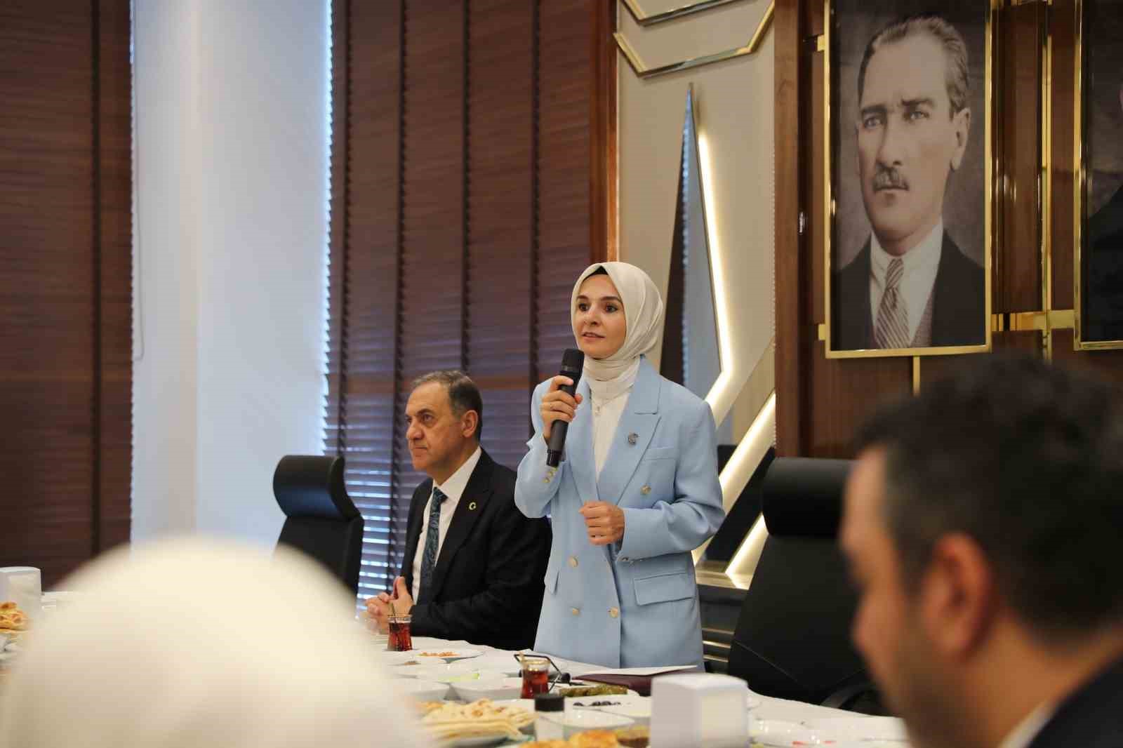Bakan Göktaş, Bingöl’de şehit aileleri ve gazilerle ’Terörsüz Türkiye Kardeşlik Sofrası’nda buluştu 