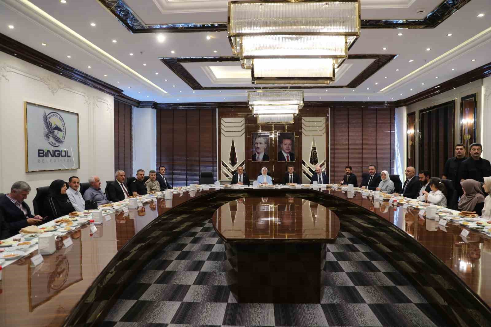 Bakan Göktaş, Bingöl’de şehit aileleri ve gazilerle ’Terörsüz Türkiye Kardeşlik Sofrası’nda buluştu 