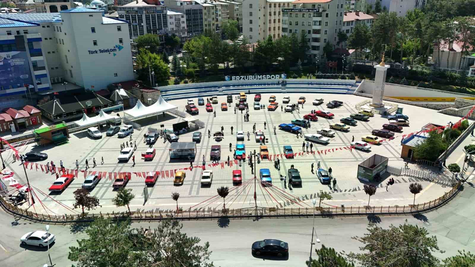 Klasik otomobiller Erzurum’da görücüye çıktı 