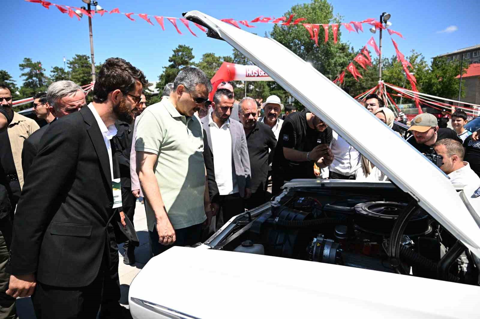 Klasik otomobiller Erzurum’da görücüye çıktı 