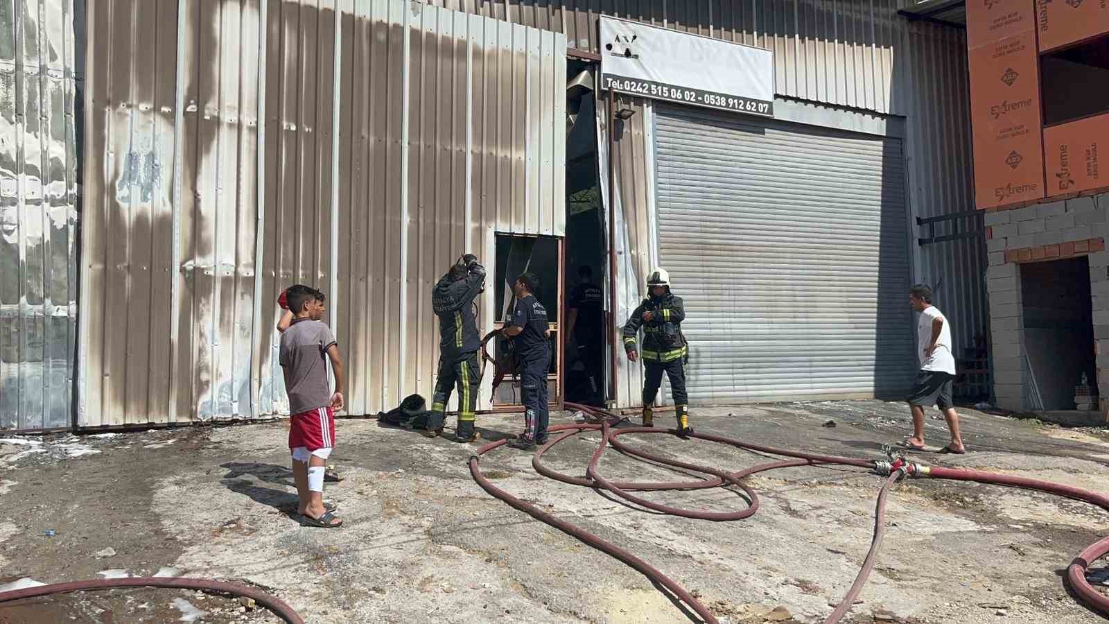 Alanya’da mobilya atölyesinde yangın 