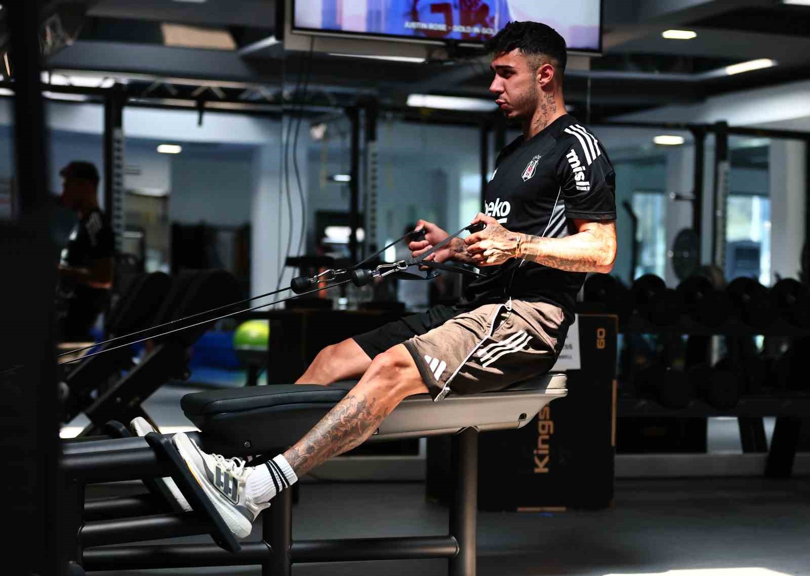 Beşiktaş, günün ikinci idmanında salonda çalıştı 