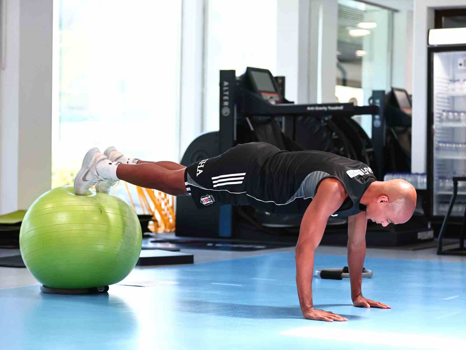 Beşiktaş, günün ikinci idmanında salonda çalıştı 