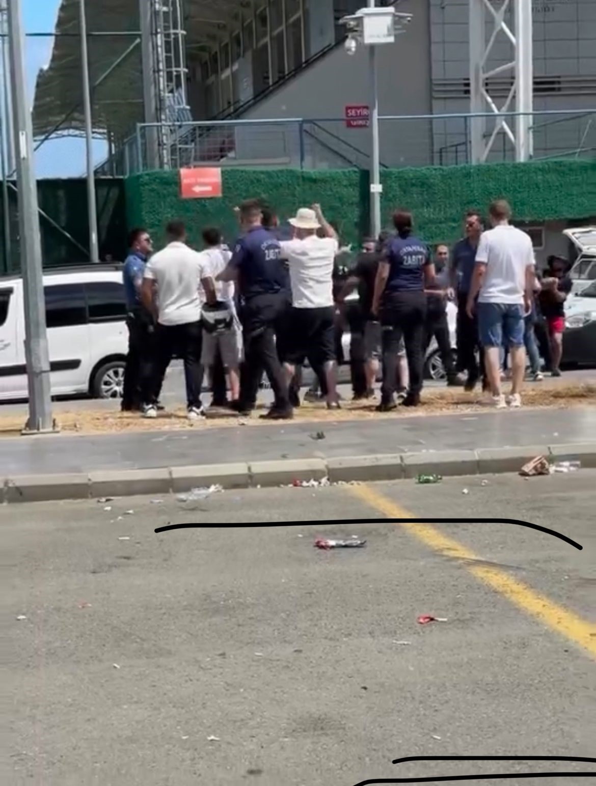 Ortahisar Belediyesi’nin düzenlediği Autofest’te polis ile zabıta arasında arbede 
