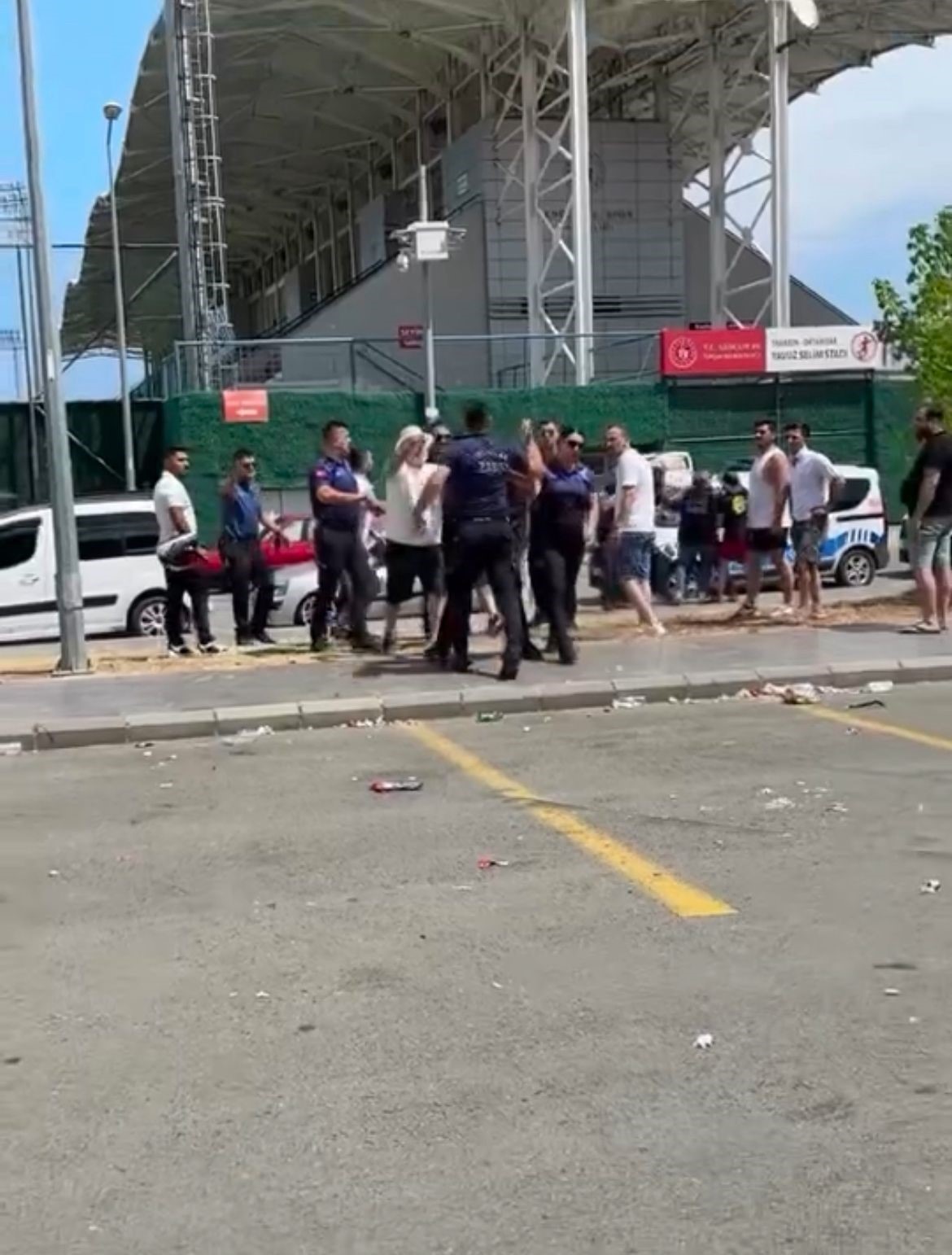 Ortahisar Belediyesi’nin düzenlediği Autofest’te polis ile zabıta arasında arbede 