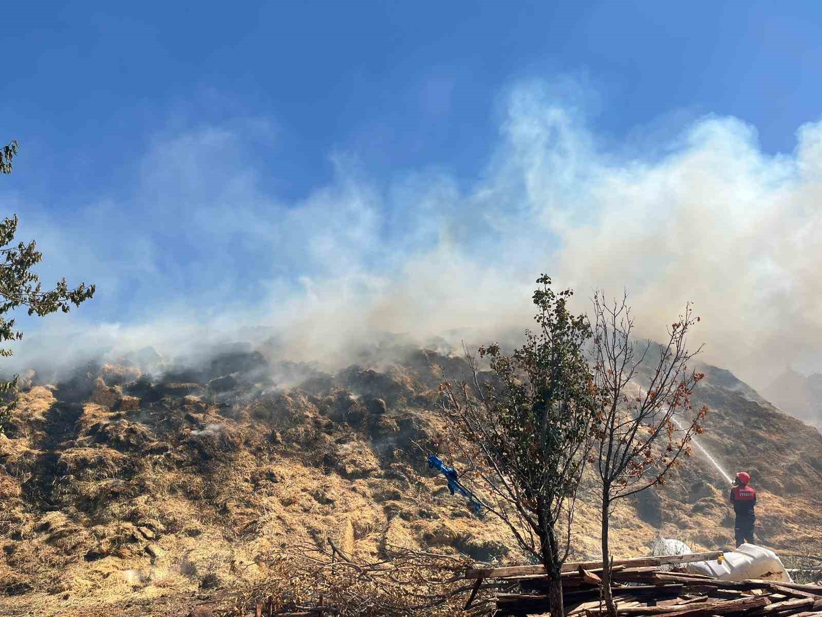 Yanan saman balyalarına jandarma helikopteriyle müdahale 