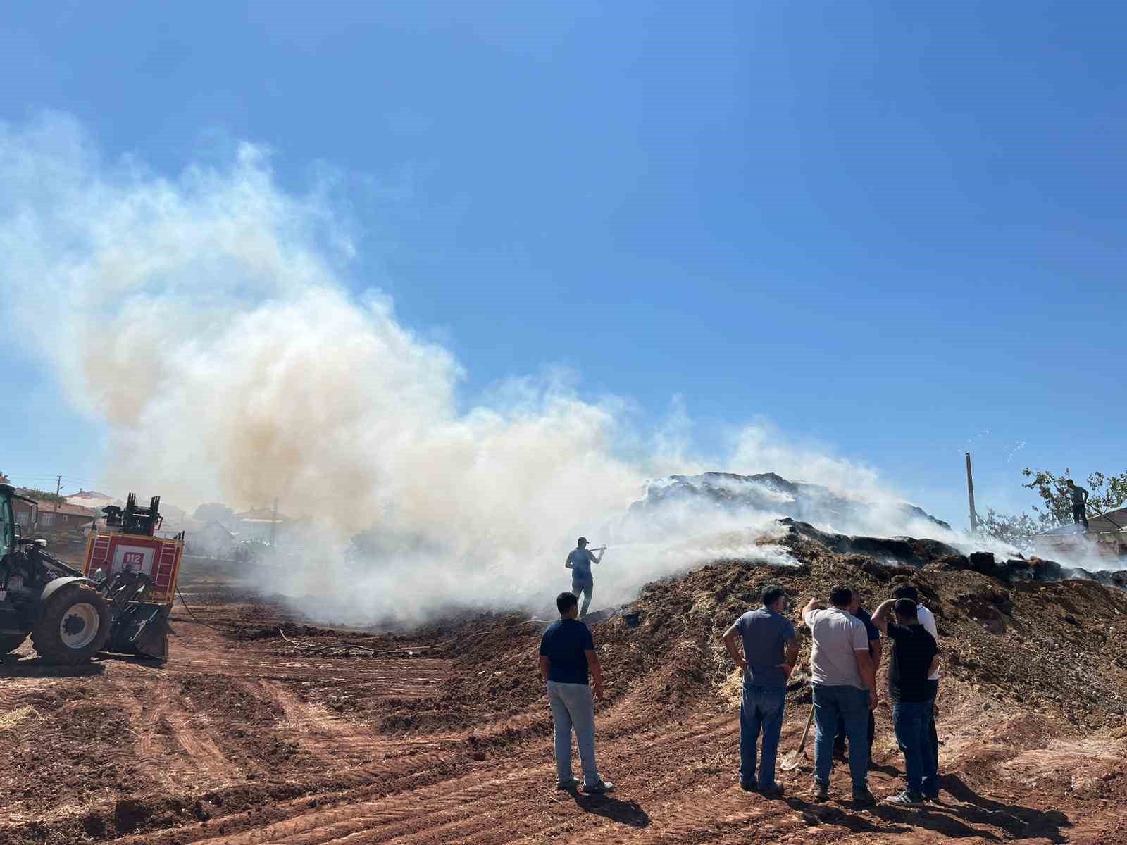 Yanan saman balyalarına jandarma helikopteriyle müdahale 