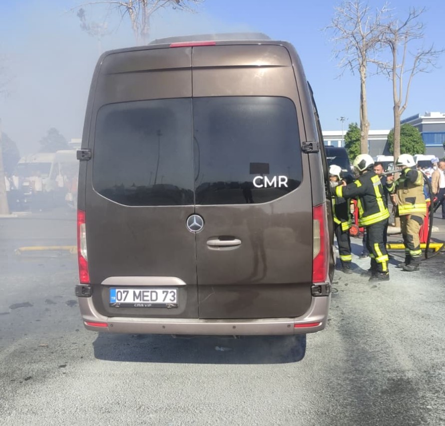 Havalimanında park halindeki minibüs alevlere teslim oldu 