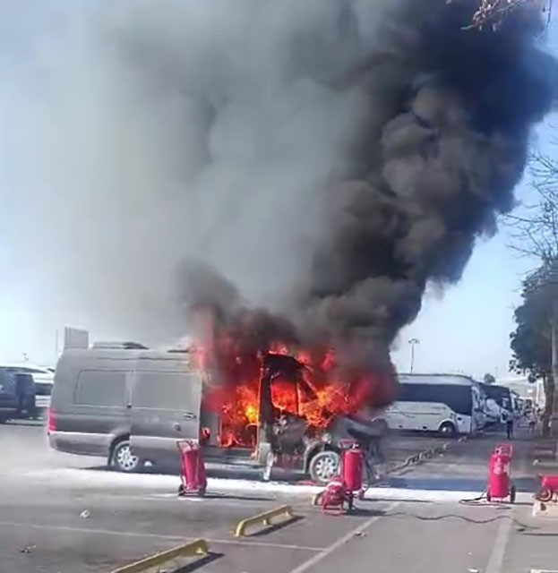 Havalimanında park halindeki minibüs alevlere teslim oldu 