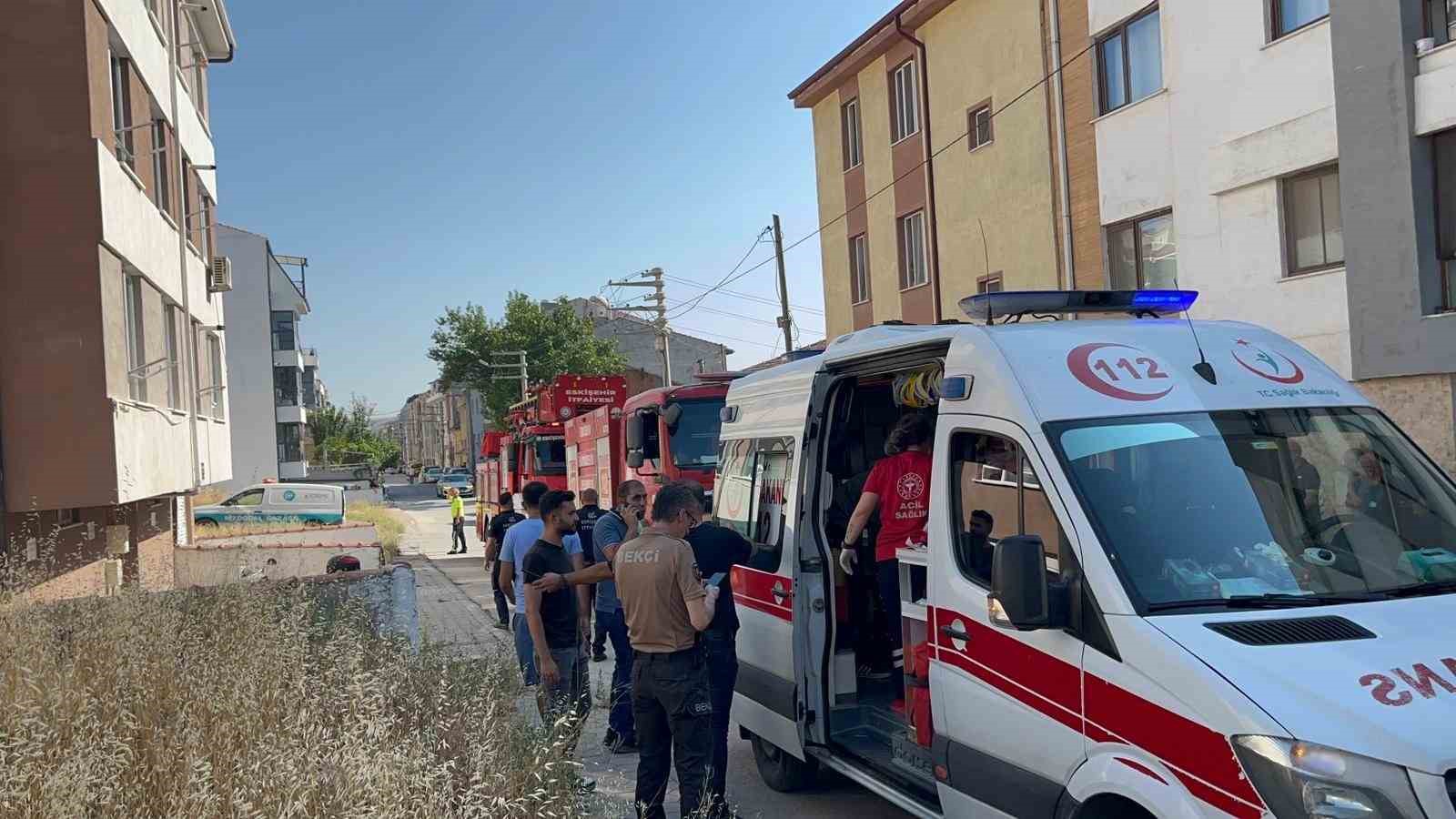 Apartman dairesinde çıkan yangında dumandan zehirlen 56 yaşıdaki adam hayatını kaybetti