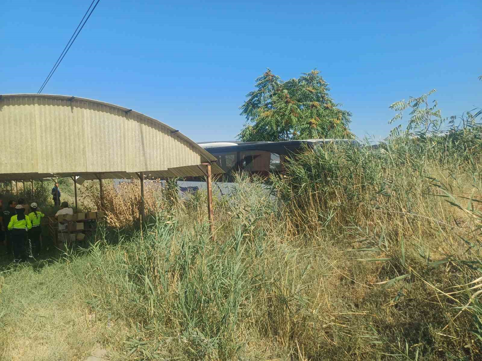 Manisa’da otobüs yoldan çıktı, 35 yolcu ölümden döndü 