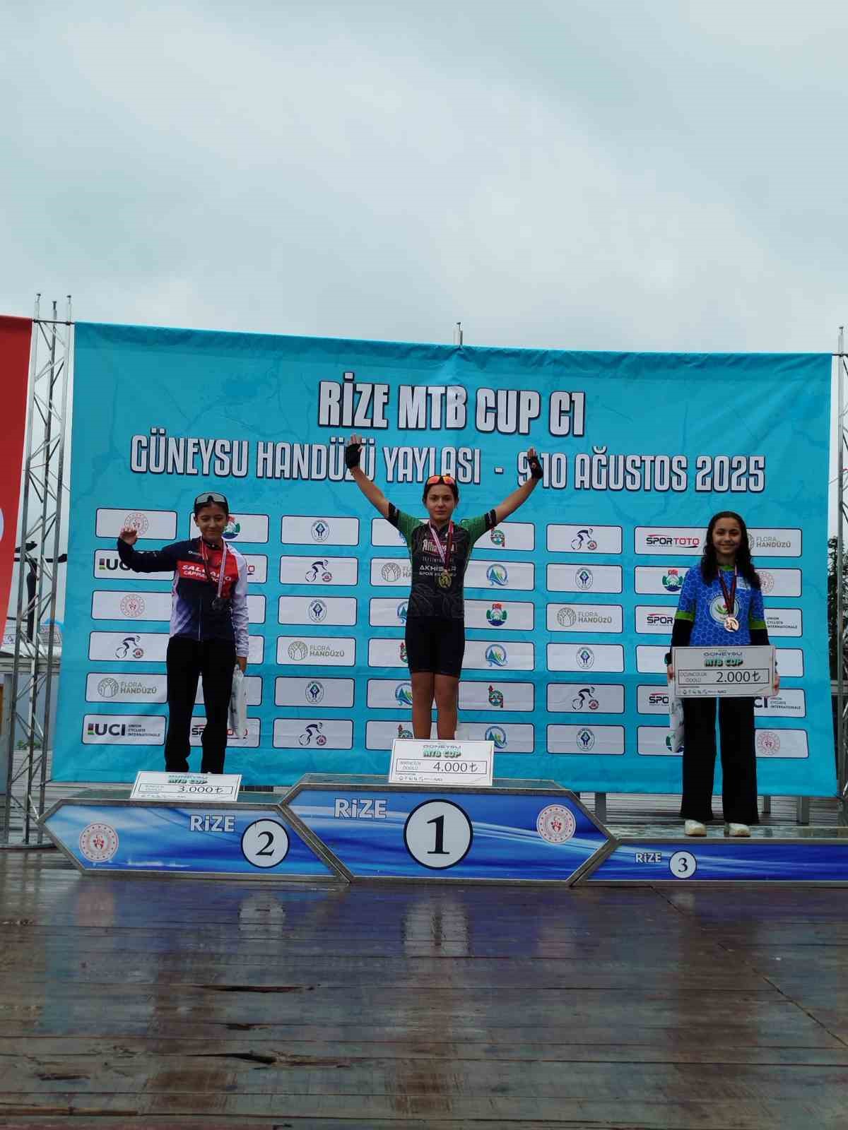 Akhisarlı sporculardan Rize’de madalya şöleni 