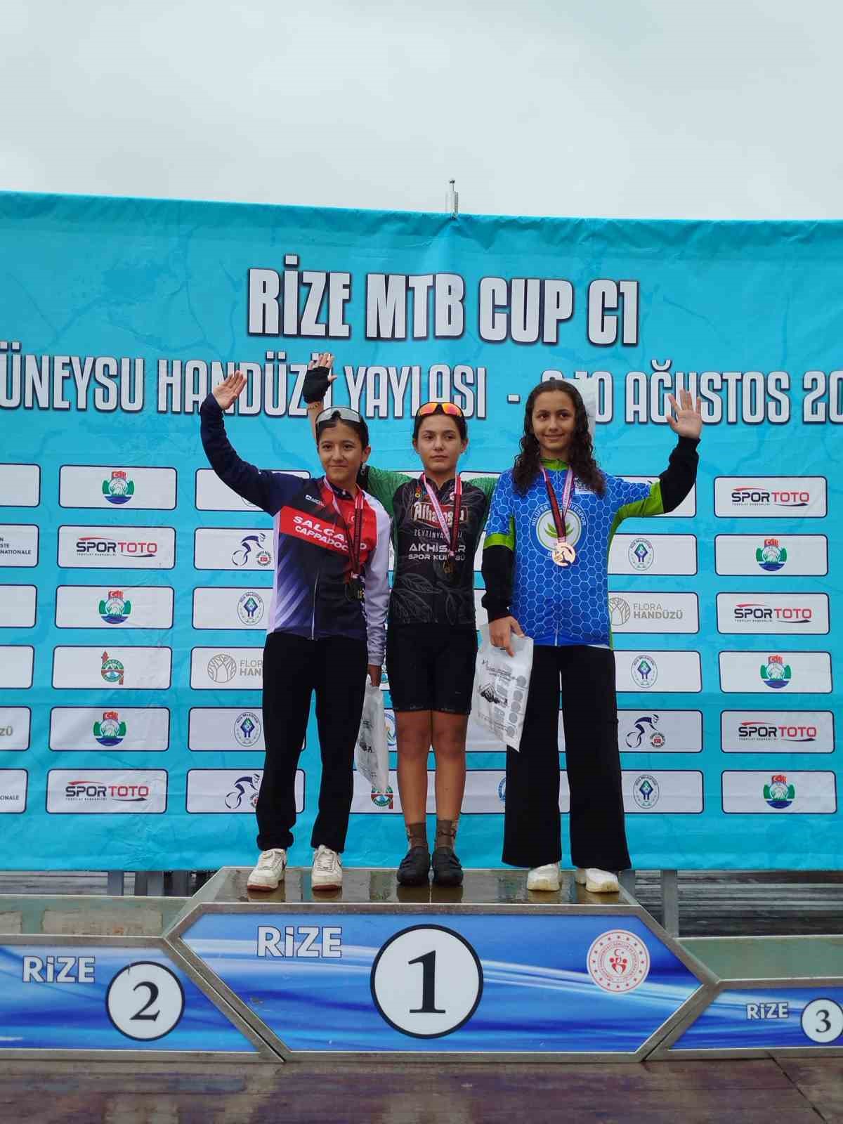 Akhisarlı sporculardan Rize’de madalya şöleni 