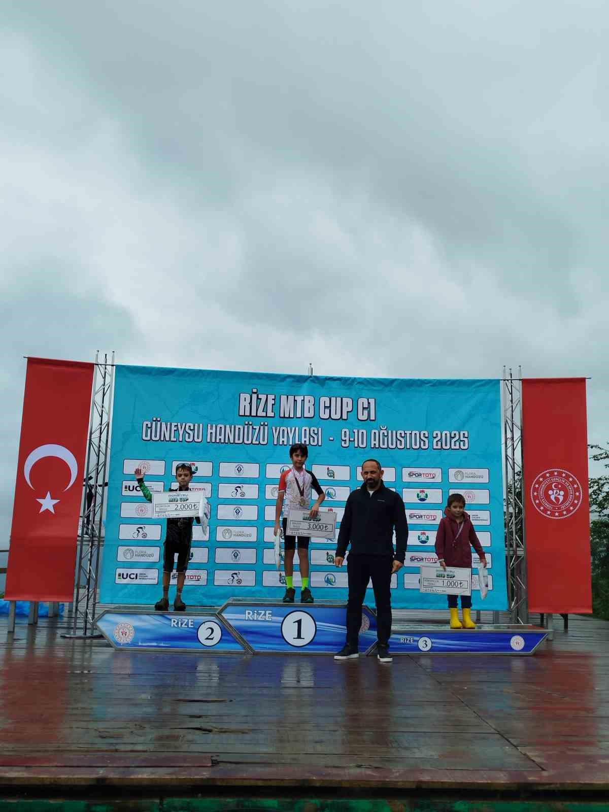 Akhisarlı sporculardan Rize’de madalya şöleni 