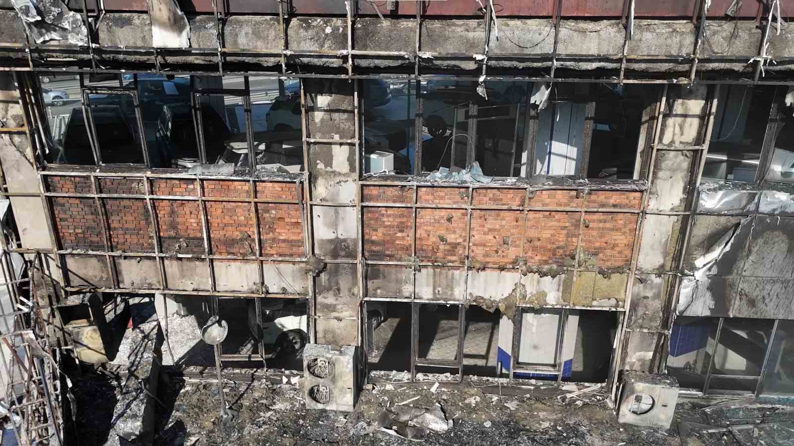 Pendik’te arazi yangını: Milyonluk sıfır araçlar son anda kurtarıldı 