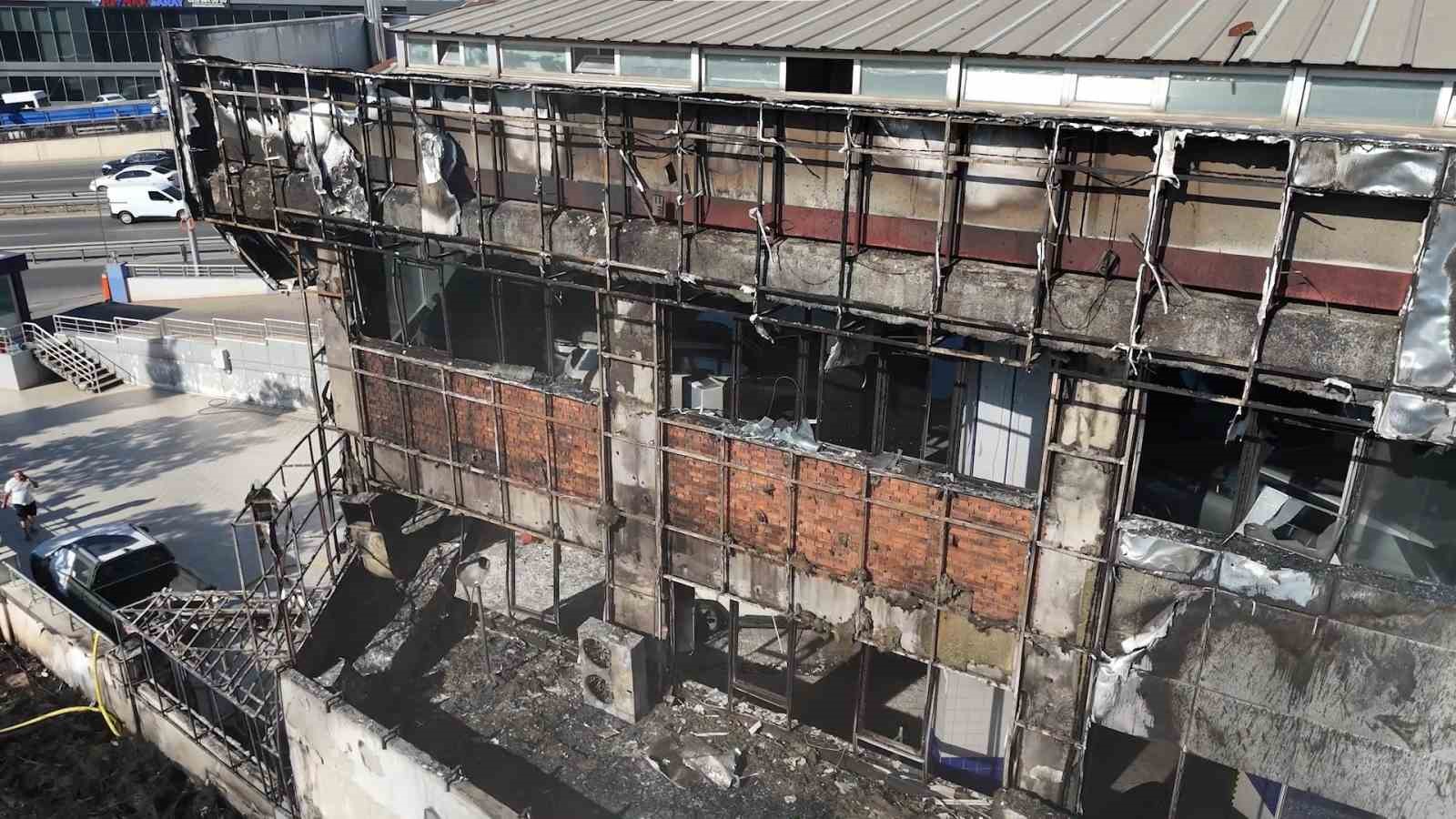 Pendik’te arazi yangını: Milyonluk sıfır araçlar son anda kurtarıldı 