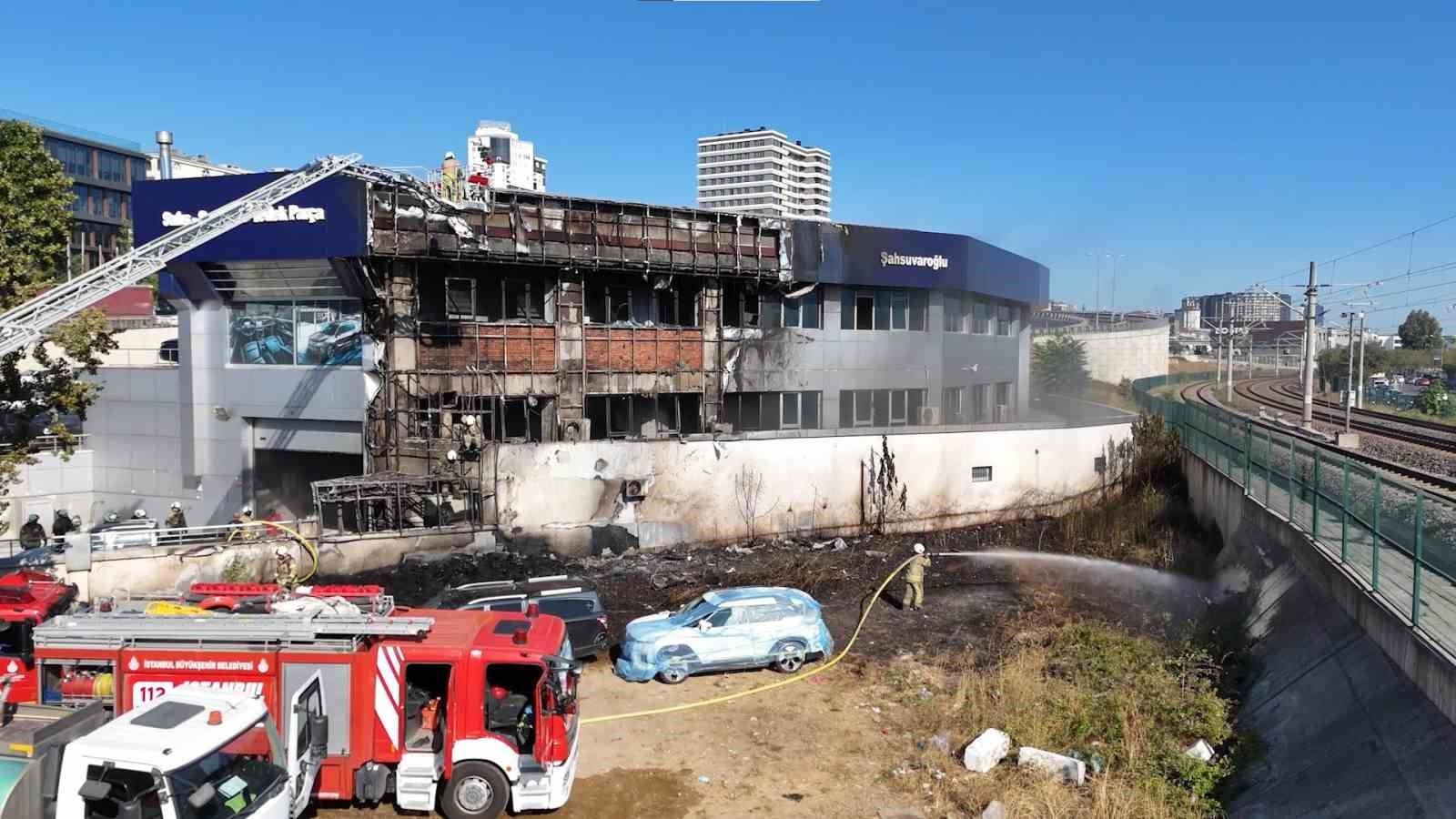 Pendik’te arazi yangını: Milyonluk sıfır araçlar son anda kurtarıldı 