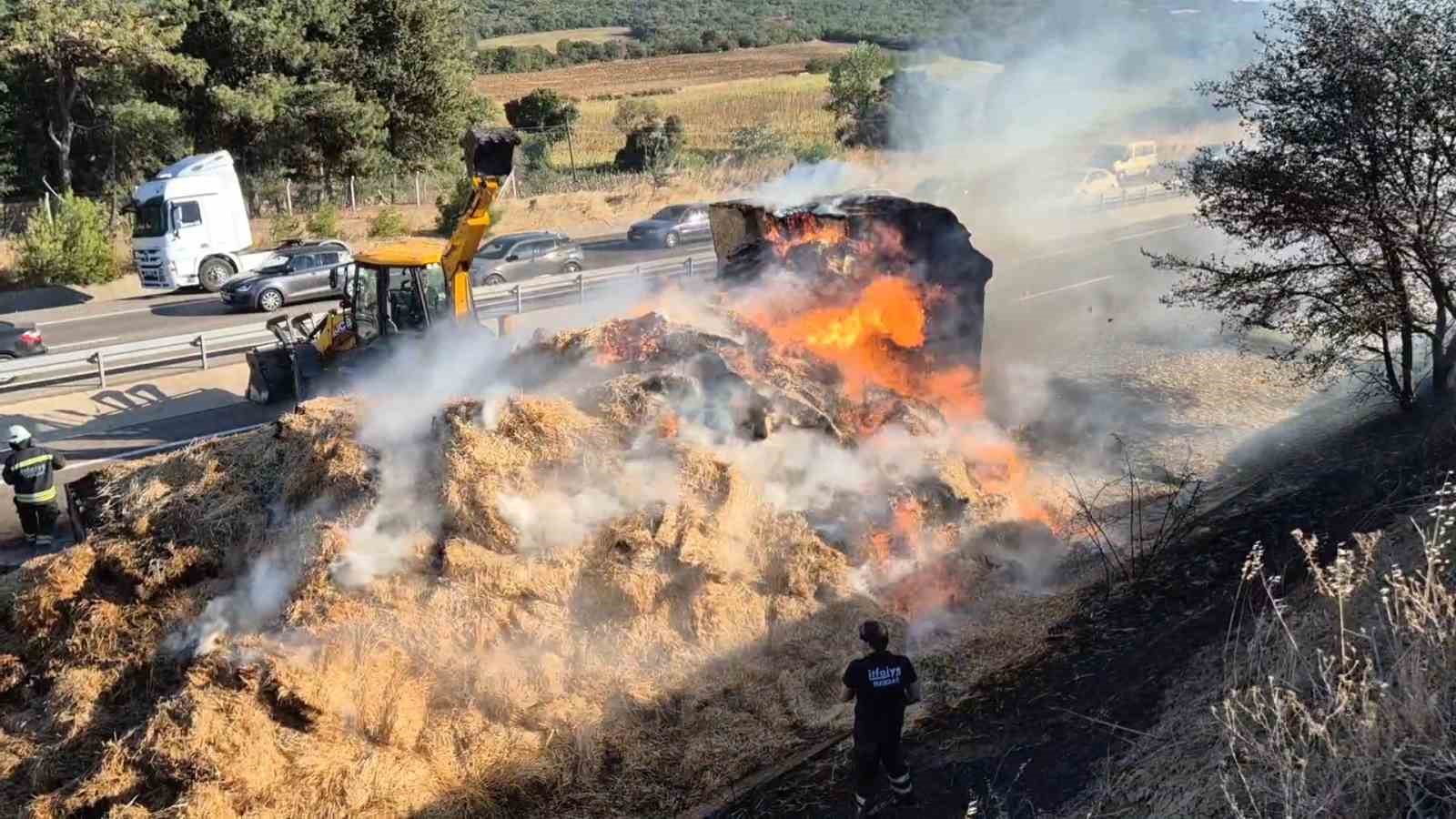 Tekirdağ’da yanan araçtaki alevler önce tarlaya, sonra tıra sıçradı 