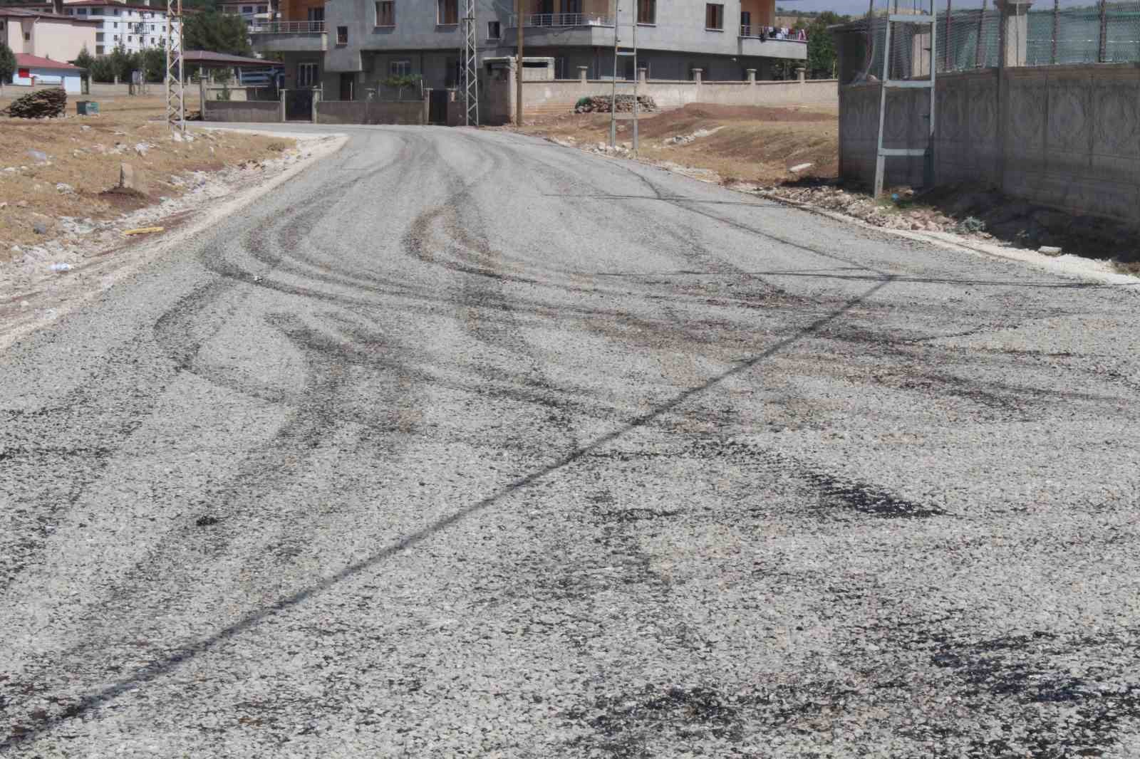 Siirt Valisi Kızılkaya mahalle toplantılarında vatandaşlarla bir araya geliyor 