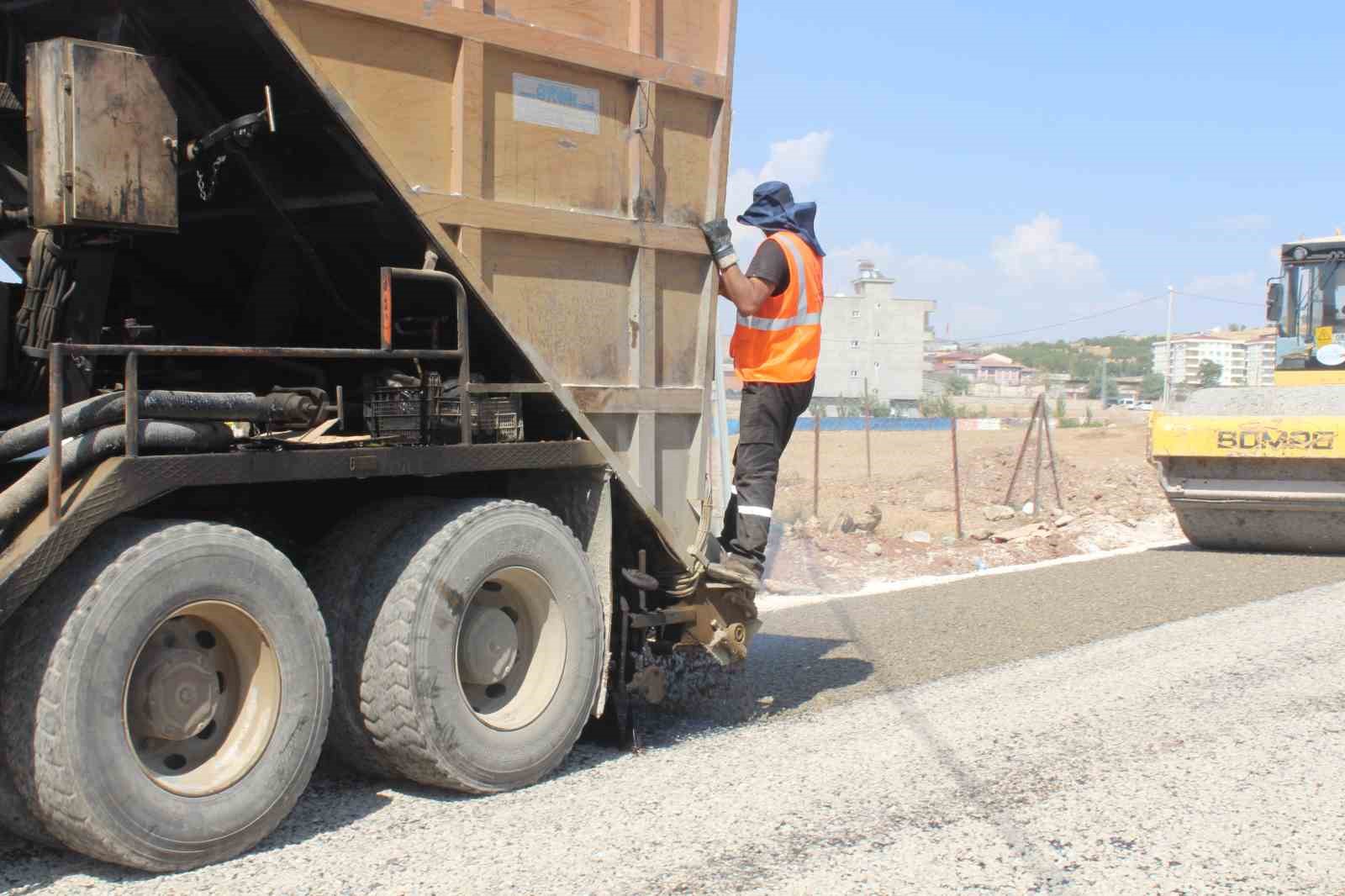 Siirt Valisi Kızılkaya mahalle toplantılarında vatandaşlarla bir araya geliyor 