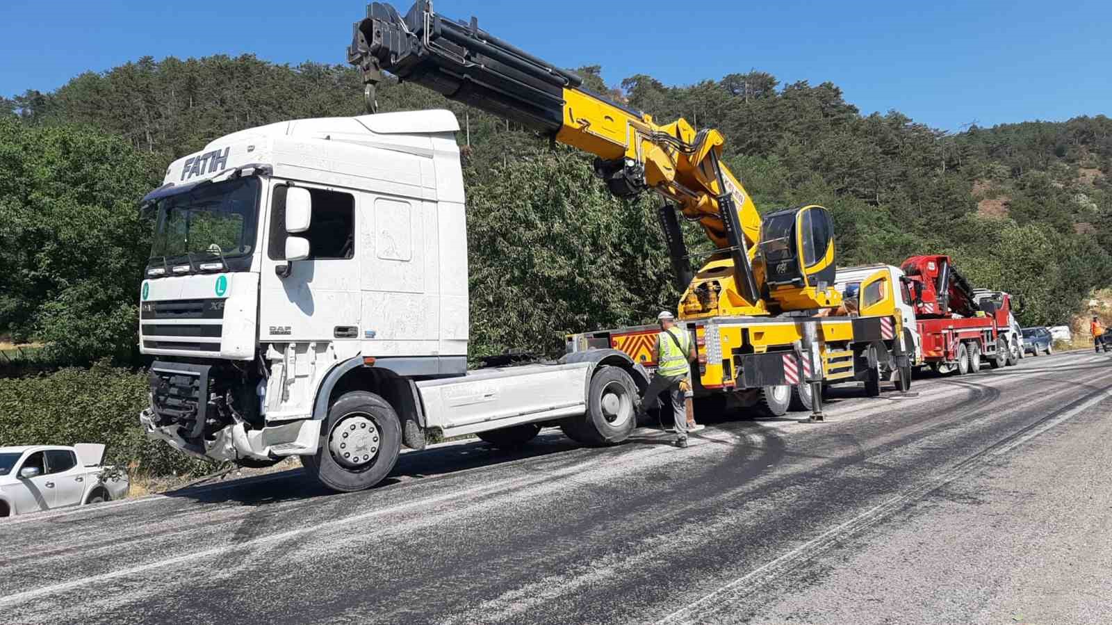 Bolu’da kontrolden çıkan tır fındık bahçesine devrildi 