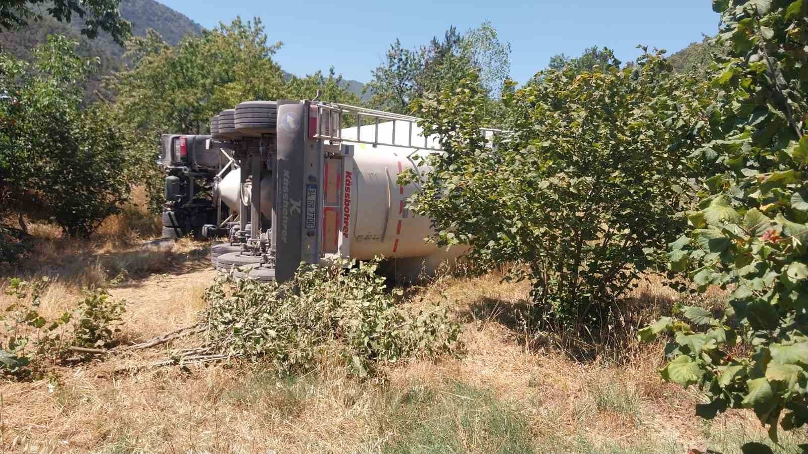 Bolu’da kontrolden çıkan tır fındık bahçesine devrildi 