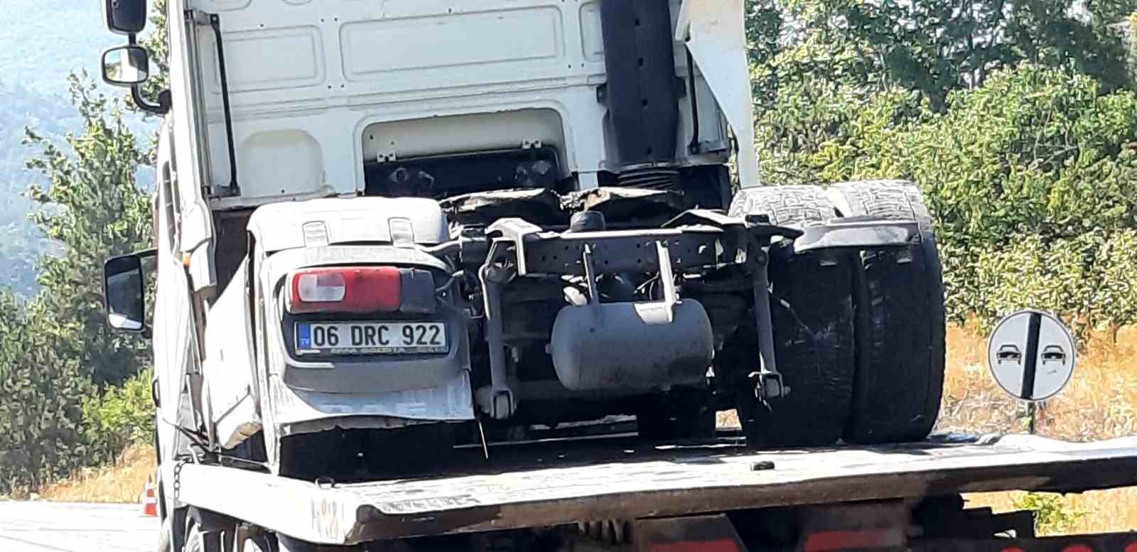 Bolu’da kontrolden çıkan tır fındık bahçesine devrildi 