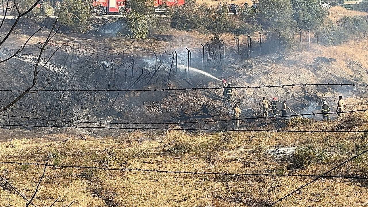 Sakarya’da ağaçlık alanda çıkan yangın askeriyenin mühimmat alanına sıçradı 