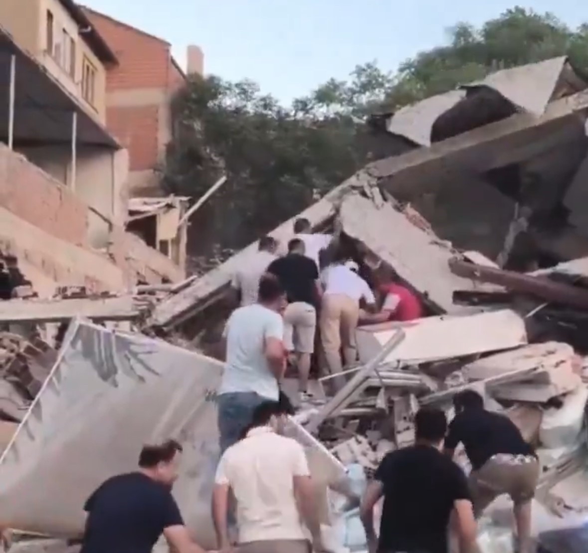 Balıkesir’de 6.2’lik deprem: Bir kişi enkazdan sağ çıkarıldı 