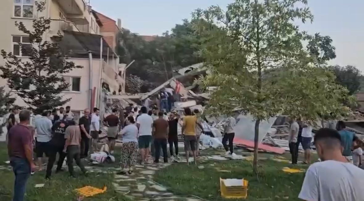 Balıkesir’de 6.1’lik deprem: Bir bina çöktü 