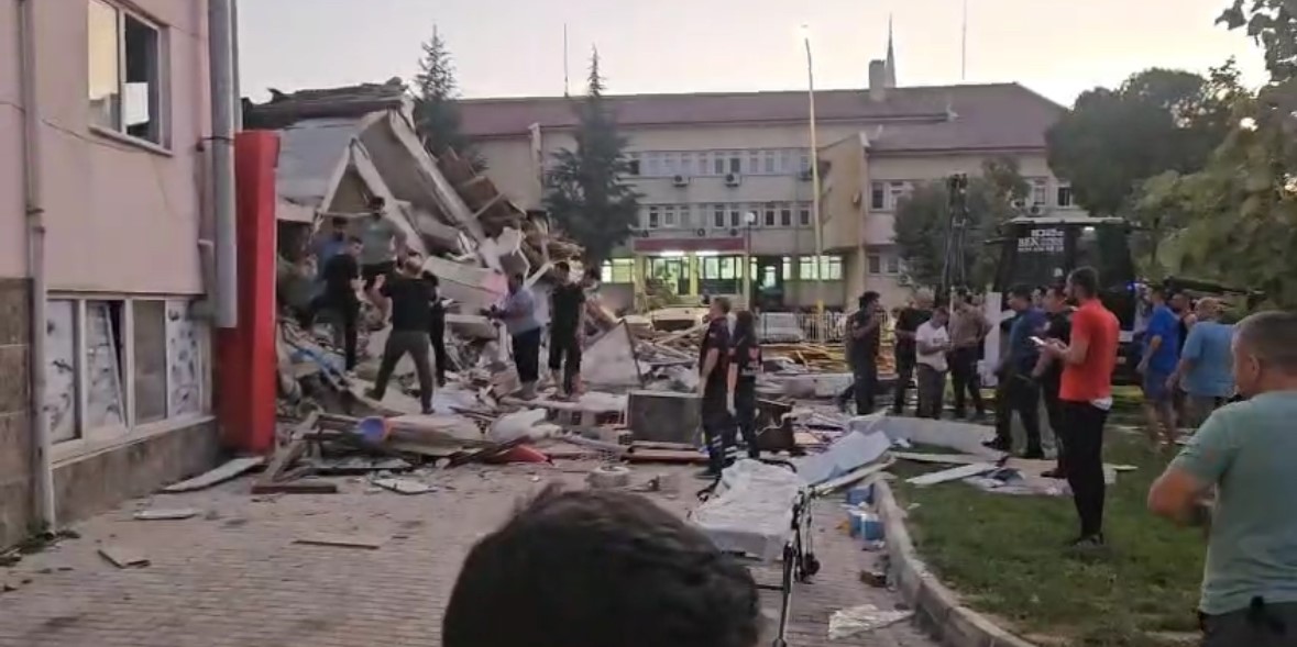 Balıkesir’de 6.1’lik deprem: Bir bina çöktü 