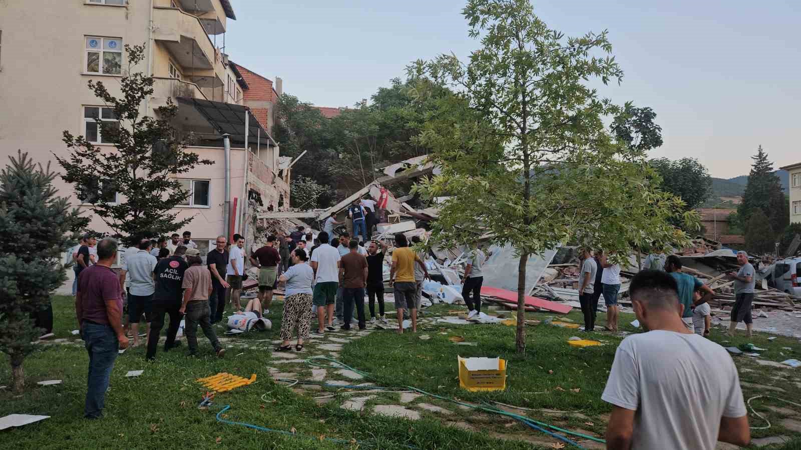 Balıkesir’de 6.1’lik deprem: Bir bina çöktü 