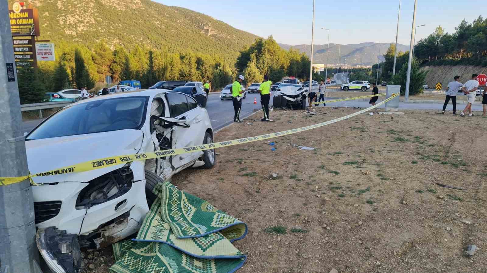 Burdur-Antalya karayolunda otomobiller çarpıştı, 1’i ağır 2 yaralı