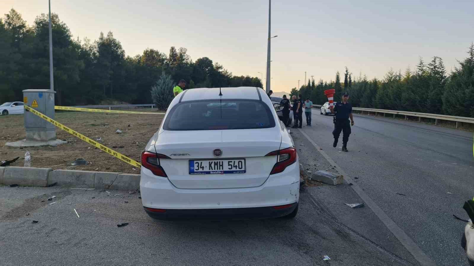 Burdur-Antalya karayolunda otomobiller çarpıştı, 1’i ağır 2 yaralı 
