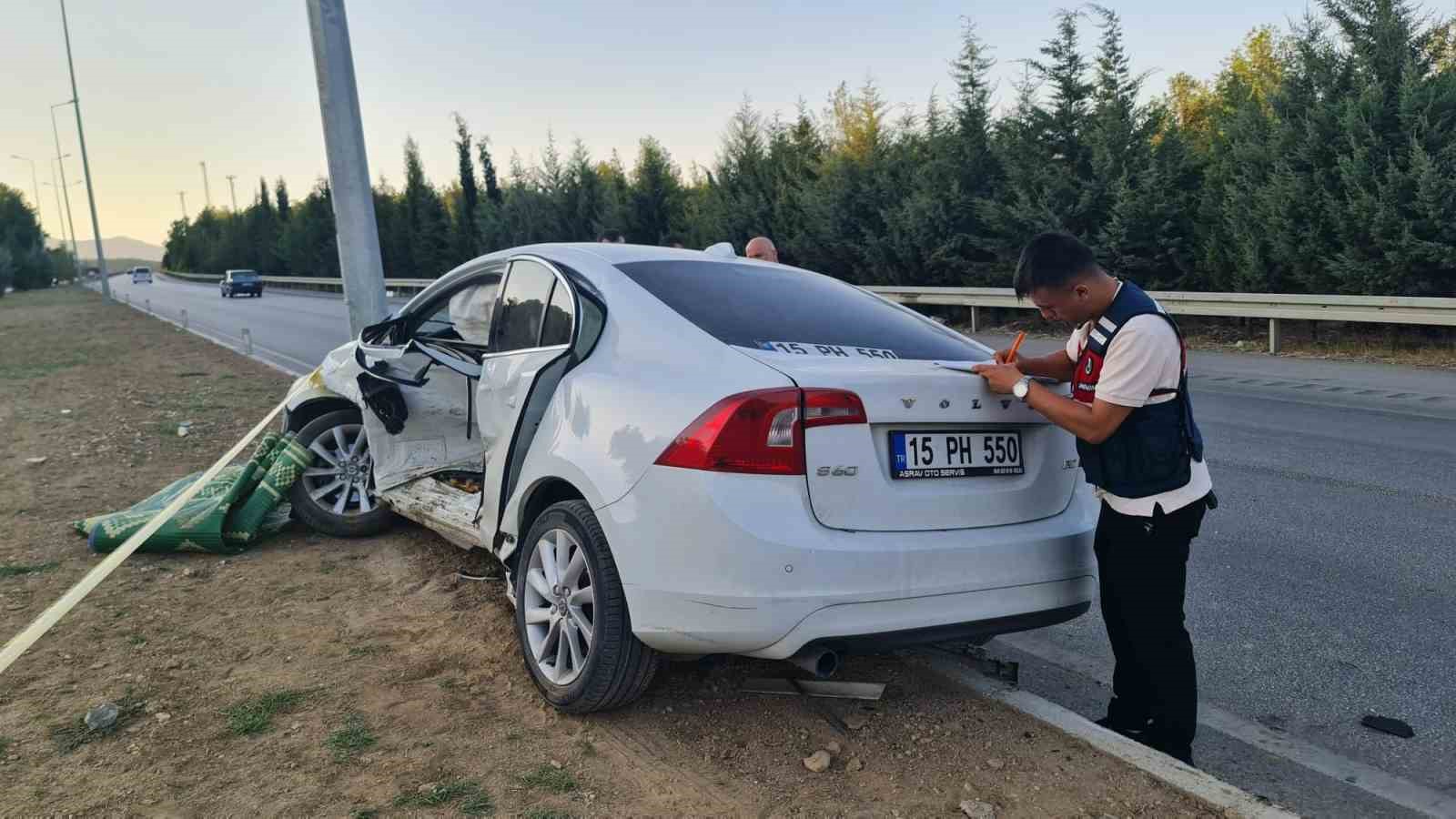 Burdur-Antalya karayolunda otomobiller çarpıştı, 1’i ağır 2 yaralı 