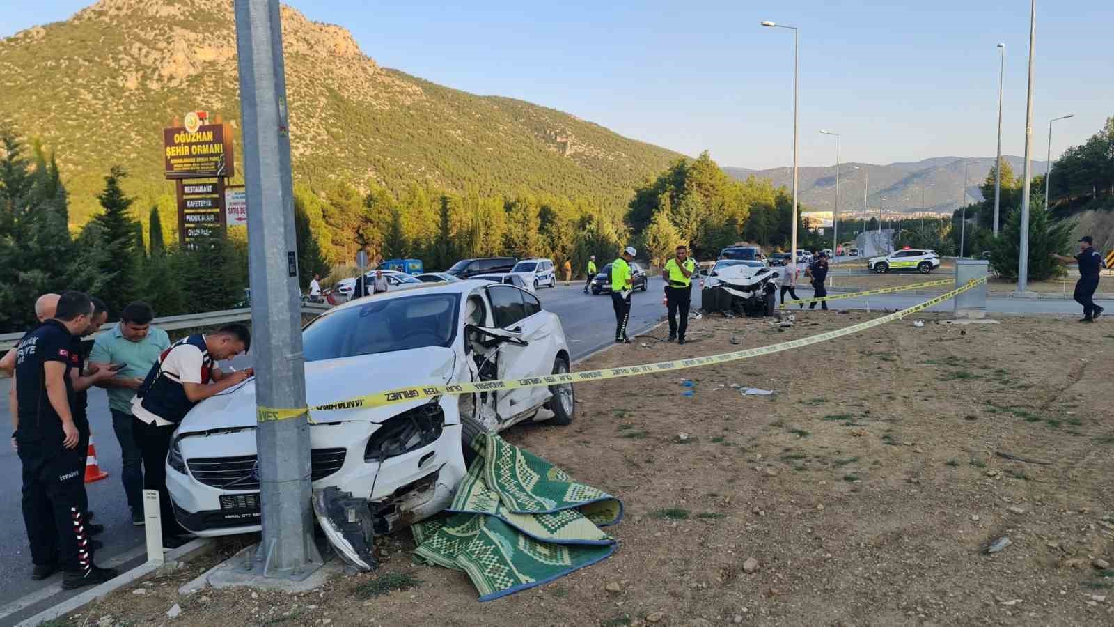 Burdur-Antalya karayolunda otomobiller çarpıştı, 1’i ağır 2 yaralı 