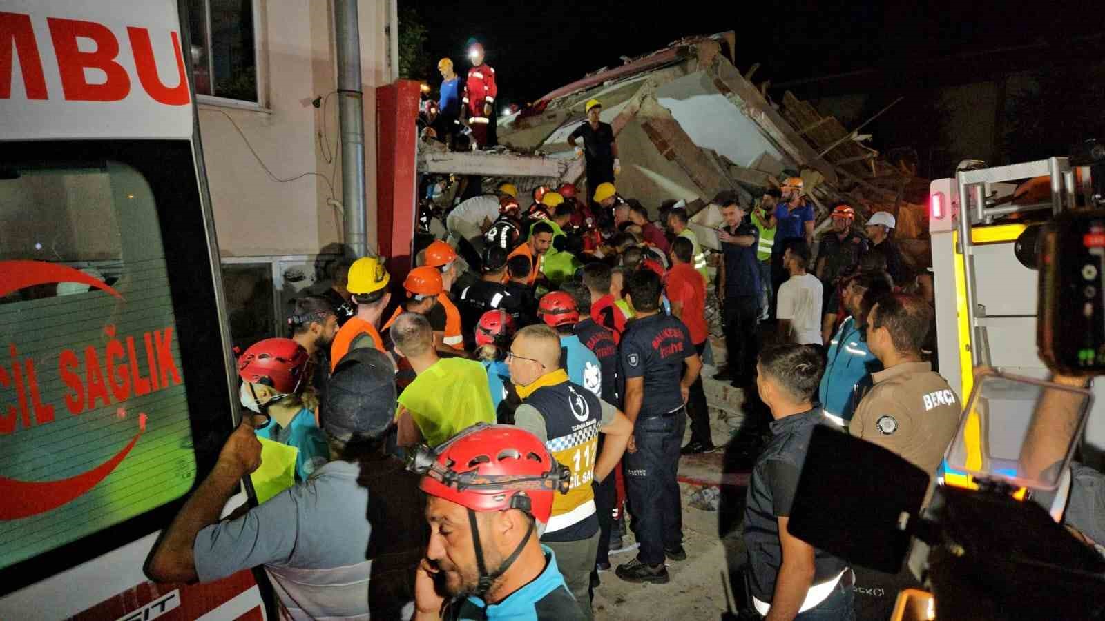 Balıkesir’deki depremde yıkılan binadaki 6 kişinin 6’sı da sağ kurtarıldı 