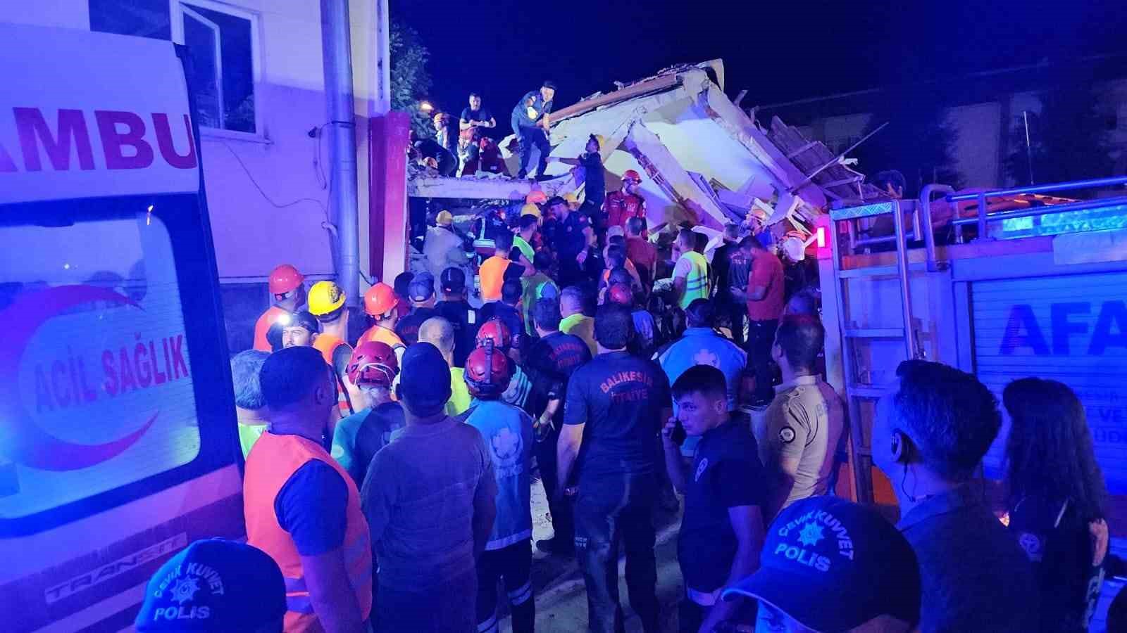 Balıkesir’deki depremde yıkılan binadaki 6 kişinin 6’sı da sağ kurtarıldı 