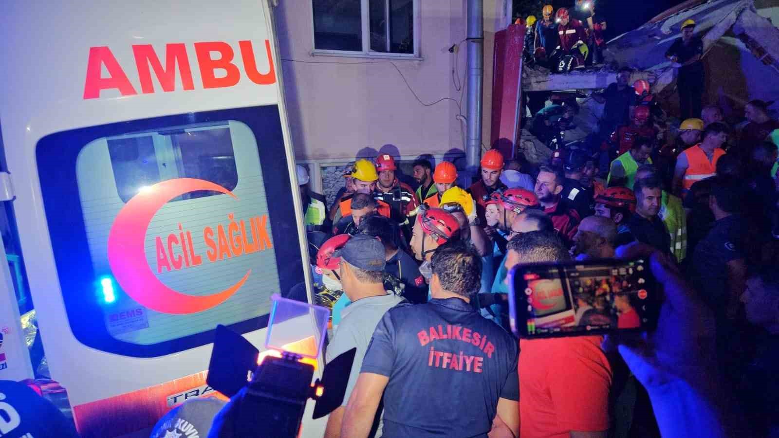 Balıkesir’deki depremde yıkılan binadaki 6 kişinin 6’sı da sağ kurtarıldı 