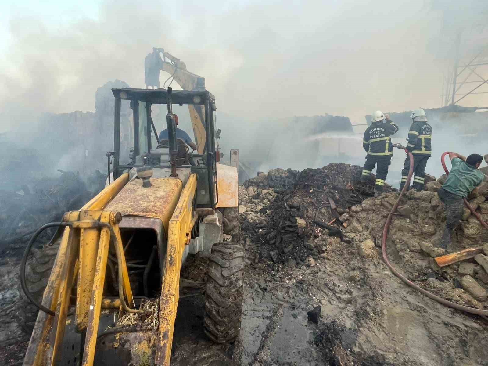 Kaynak makinesinden çıkan yangında ev, araç ve ahır yandı, 3 buzağı telef oldu 